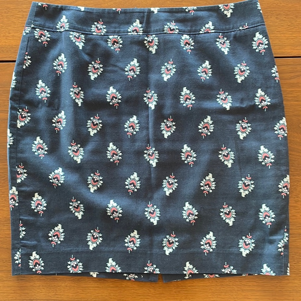 Ann Taylor Loft Skirt. Navy Blue w/ pattern. Size 8 Petite.